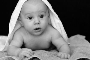 bébé en noir et blanc