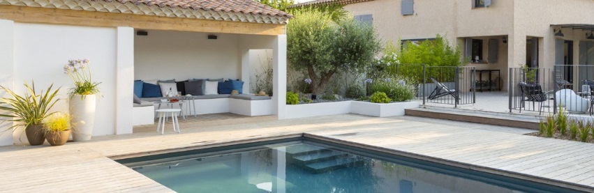 Piscine d'extérieure dans une villa