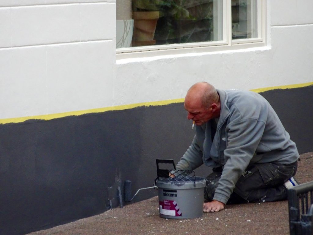 homme peint mur travaux chauve calvitie fumeur