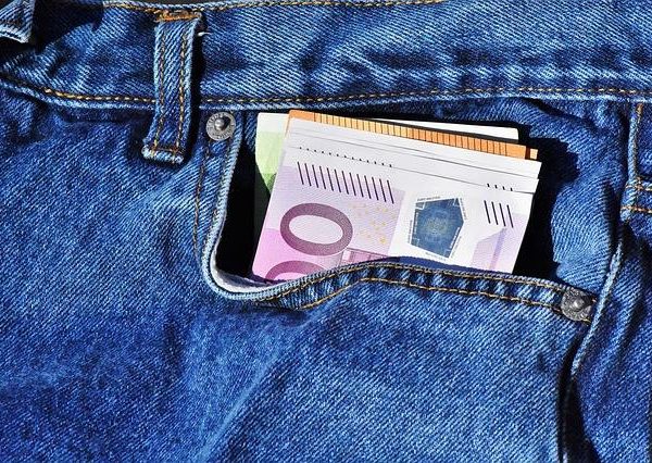 billet de banque dans poche de jeans