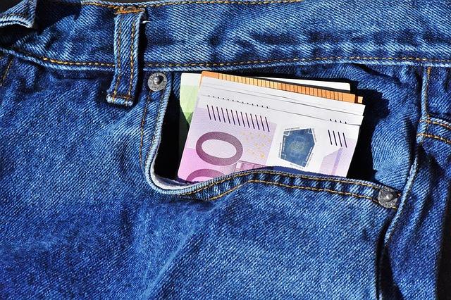 billet de banque dans poche de jeans