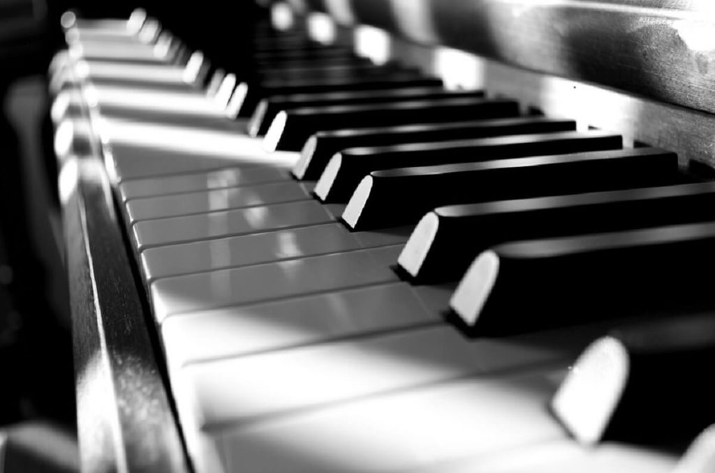 photo d'un clavier de piano en noir et blanc